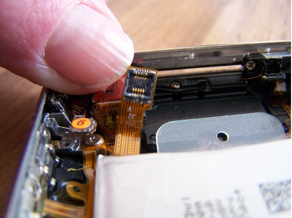 How to remove and repair iPhone contaminated with water and liquid Picture 8