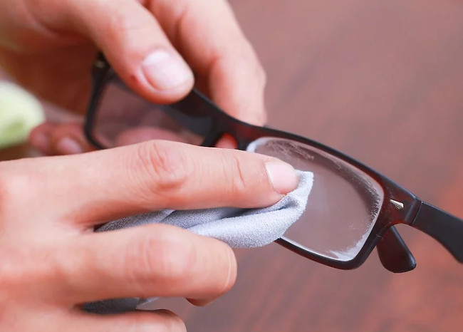 How to remove scratches on plastic lenses? Picture 3