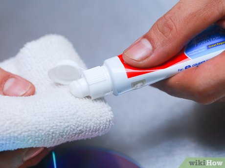 How to Repair a CD With Toothpaste Picture 4