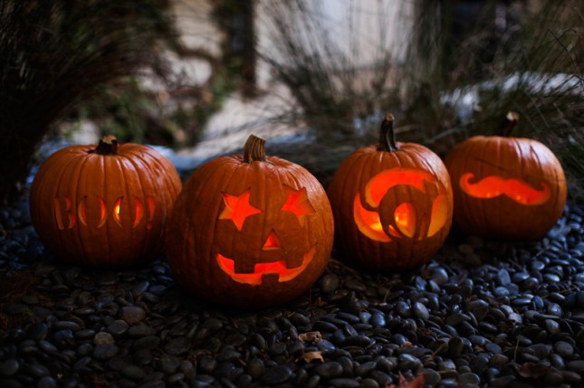 How to trim super simple pumpkins to decorate for Halloween night ...