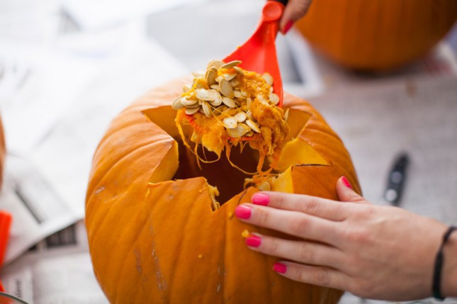 How to trim super simple pumpkins to decorate for Halloween night Picture 4