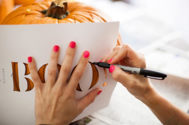 How to trim super simple pumpkins to decorate for Halloween night Picture 6