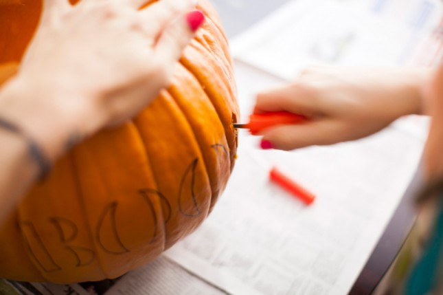 How to trim super simple pumpkins to decorate for Halloween night Picture 8