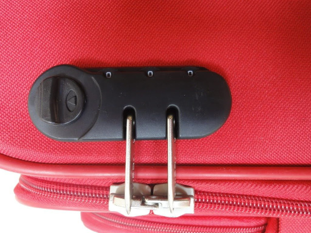 How to unlock 3-digit suitcase without password Picture 5