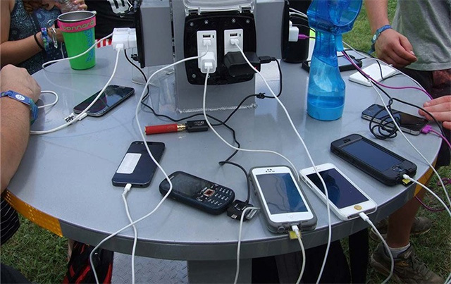 How to use the public USB charging port safely? Picture 1