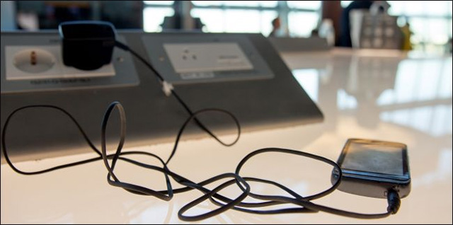 How to use the public USB charging port safely? Picture 3