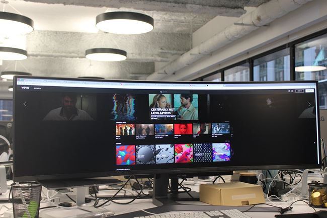 How will websites, YouTube and apps show up on this super-wide screen with this 32: 9 ratio? Picture 23