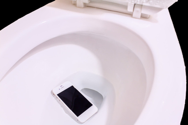Impatience makes you mistake when trying to save your phone, headphones ... getting water Picture 1