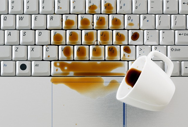 Impatience makes you mistake when trying to save your phone, headphones ... getting water Picture 4