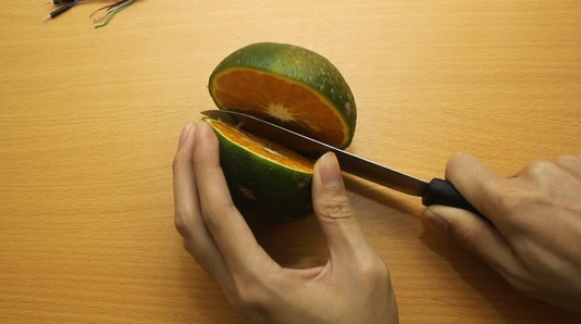 Instructions for making backup batteries from an orange, charging nearly 40% of the battery for iPhone Picture 3