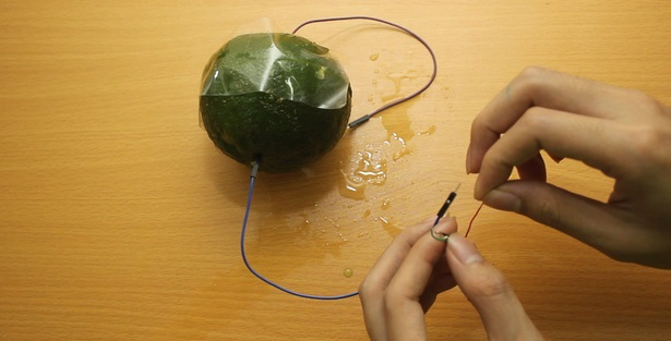 Instructions for making backup batteries from an orange, charging nearly 40% of the battery for iPhone Picture 8