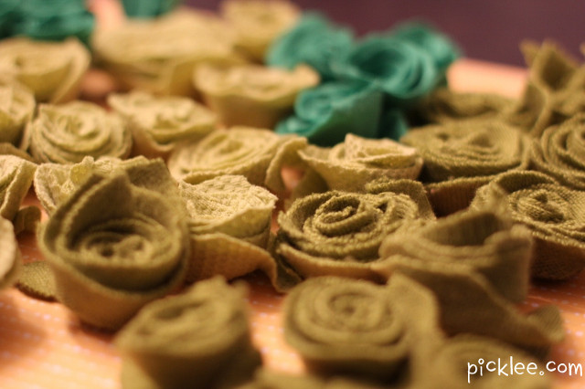 Instructions for making laurels from old sweaters and clothes hangers Picture 7