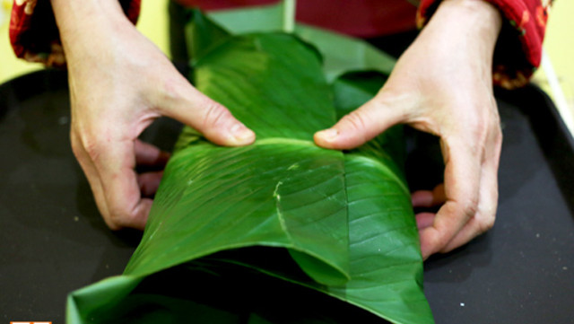 Instructions on how to pack traditional, beautiful square cakes for Tet Picture 10