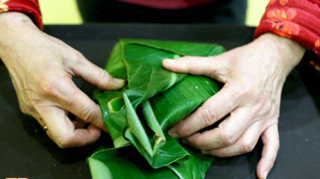 Instructions on how to pack traditional, beautiful square cakes for Tet Picture 11