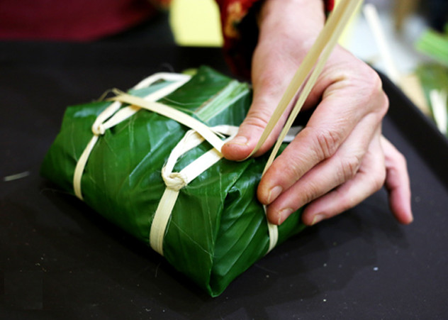 Instructions on how to pack traditional, beautiful square cakes for Tet Picture 12