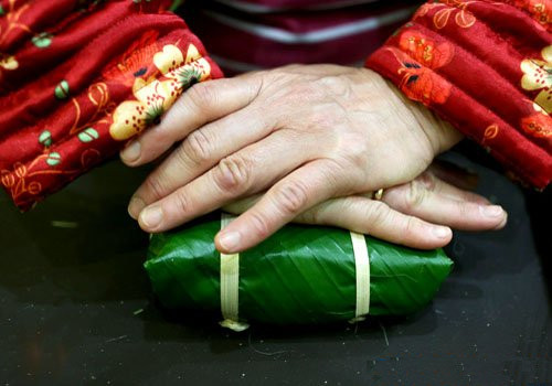 Instructions on how to pack traditional, beautiful square cakes for Tet Picture 13