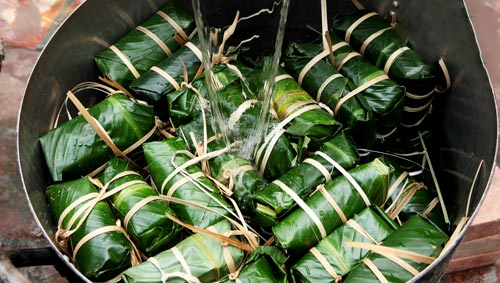 Instructions on how to pack traditional, beautiful square cakes for Tet Picture 19