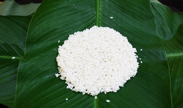 Instructions on how to pack traditional, beautiful square cakes for Tet Picture 6