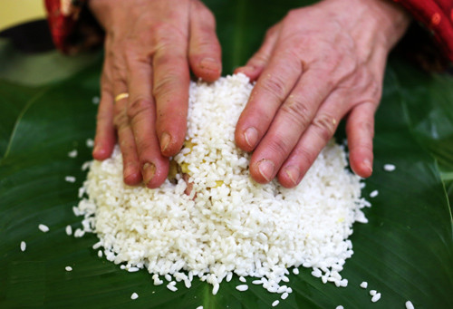 Instructions on how to pack traditional, beautiful square cakes for Tet Picture 8