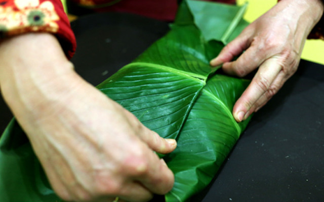 Instructions on how to pack traditional, beautiful square cakes for Tet Picture 9