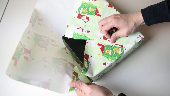 Instructions on how to pack unique gifts without using sticky tape or ribbon Picture 2
