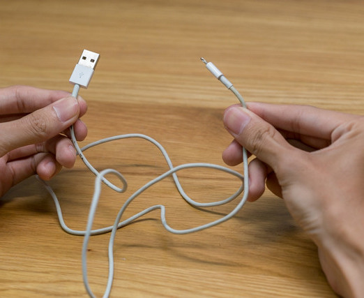 Instructions on how to wrap beautiful headphones without getting tangled Picture 2