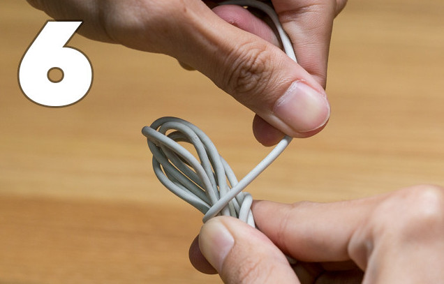 Instructions on how to wrap beautiful headphones without getting tangled Picture 4