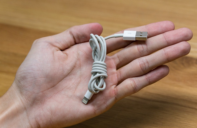 Instructions on how to wrap beautiful headphones without getting tangled Picture 5