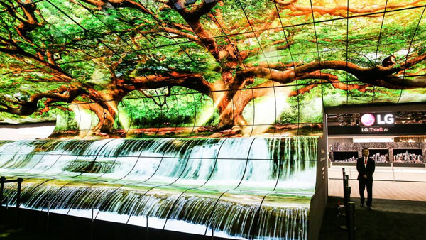 Invite to see the giant curved screen made from LG's OLED TVs Picture 2