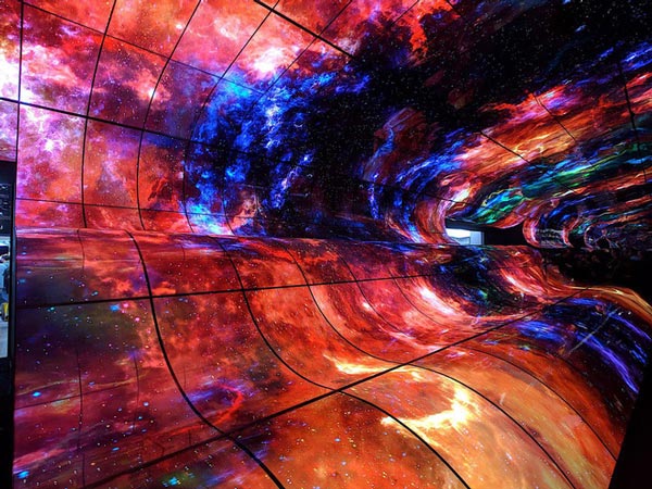 Invite to see the giant curved screen made from LG's OLED TVs Picture 4