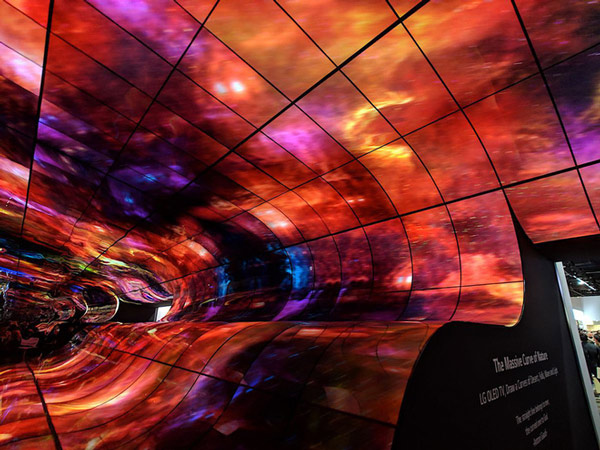 Invite to see the giant curved screen made from LG's OLED TVs Picture 6