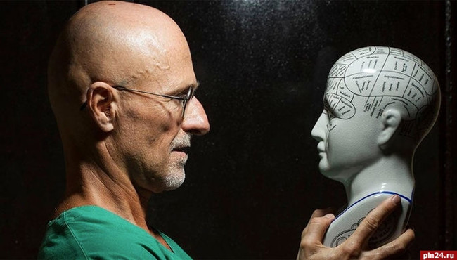 Italian doctor declares successful implementation of a human head transplant on the body Picture 1
