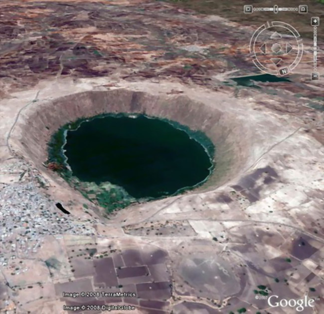 Lake caused by meteorite fell from 52,000 years ago disturbing the compass Picture 2