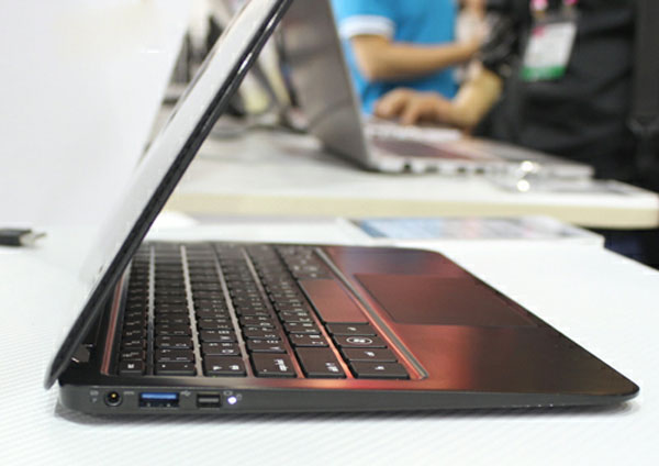 Laptop photos with carbon shell weigh less than 1 kg Picture 7