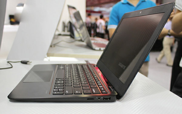 Laptop photos with carbon shell weigh less than 1 kg Picture 9