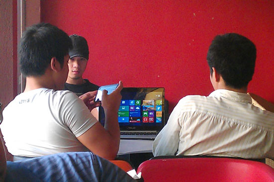 Laptop touch screen consecutively onto shelves Picture 2