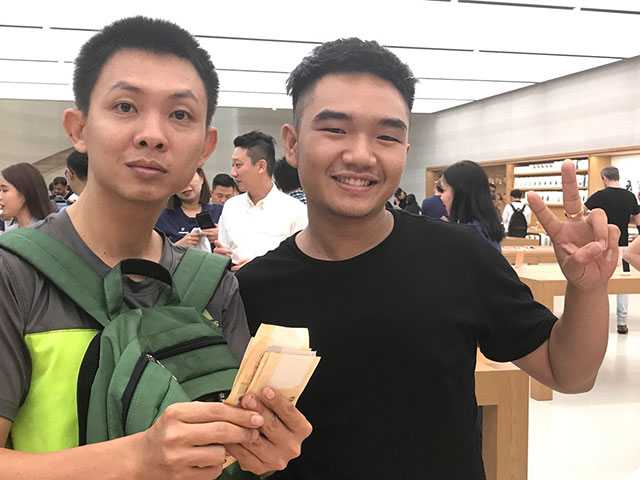 Looking through the people who bought the first iPhone X in the world, will soon return to Vietnam Picture 5