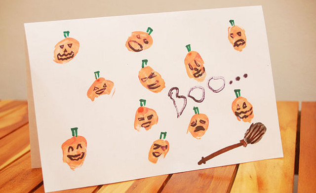 Make Halloween cards with simple fingerprints Picture 5