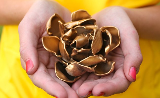 Make use of plastic spoons to make beautiful roses for Vietnamese Women's Day 20-10 Picture 10