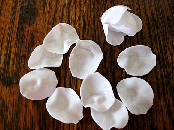 Make use of plastic spoons to make beautiful roses for Vietnamese Women's Day 20-10 Picture 6