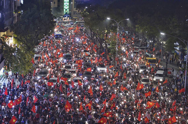 Many ways to celebrate the victory of fans when U23 Vietnam reached the final Picture 1