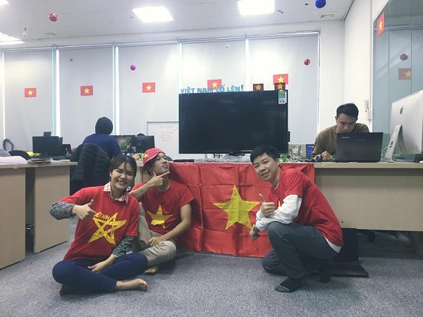 Many ways to celebrate the victory of fans when U23 Vietnam reached the final Picture 16