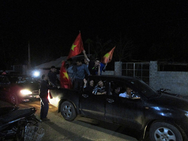 Many ways to celebrate the victory of fans when U23 Vietnam reached the final Picture 2