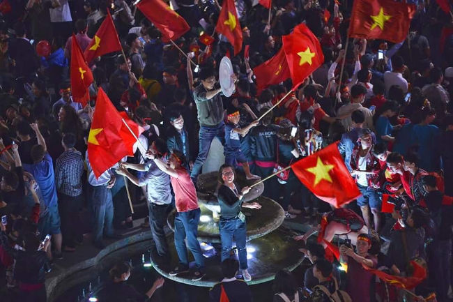 Many ways to celebrate the victory of fans when U23 Vietnam reached the final Picture 3