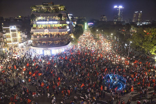 Many ways to celebrate the victory of fans when U23 Vietnam reached the final Picture 4