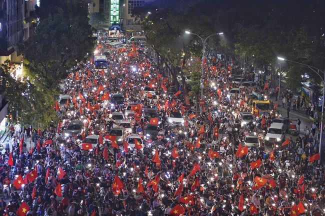 Many ways to celebrate the victory of fans when U23 Vietnam reached the final Picture 5