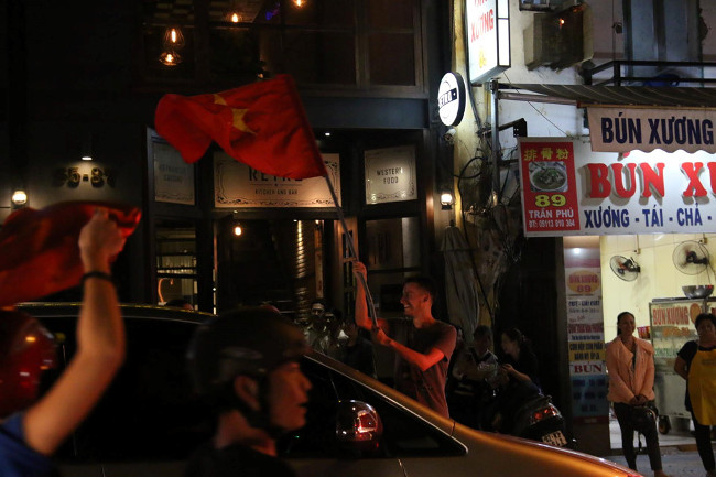 Many ways to celebrate the victory of fans when U23 Vietnam reached the final Picture 8