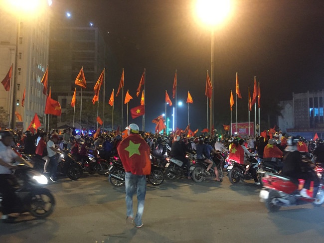 Many ways to celebrate the victory of fans when U23 Vietnam reached the final Picture 9