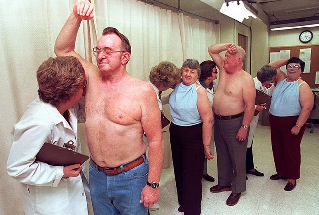 Marvel at 14 strange jobs people still do everyday in the world Picture 14