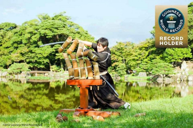 Marvel at the cutting of the twin bullets flying 200 miles / h from the Japanese sword master Picture 3